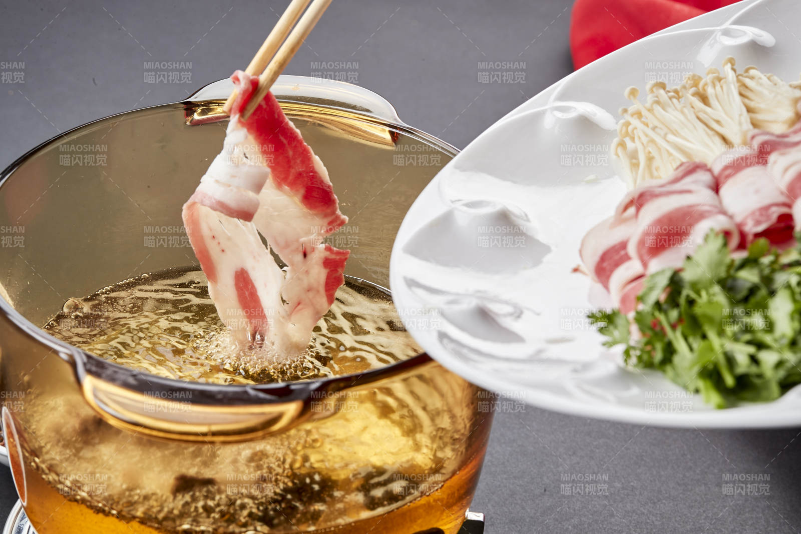 向巖石加熱的沸騰食用油中投放鮮美肥牛片