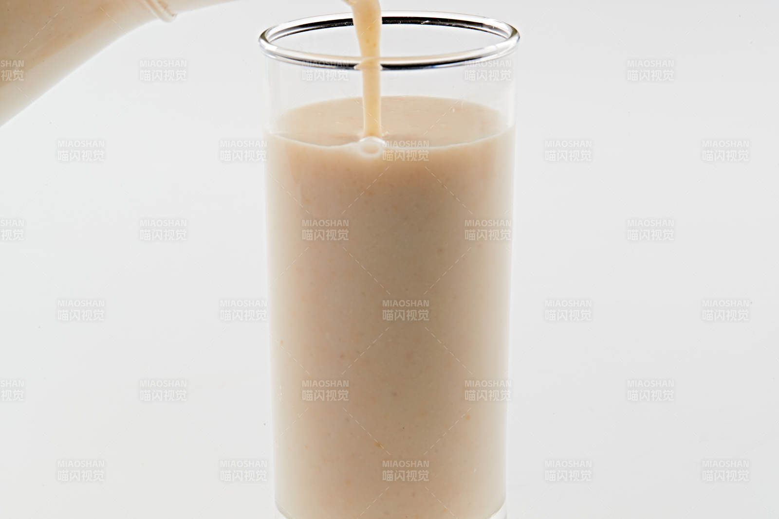 玻璃器皿裝的現(xiàn)磨濃香花生西米露