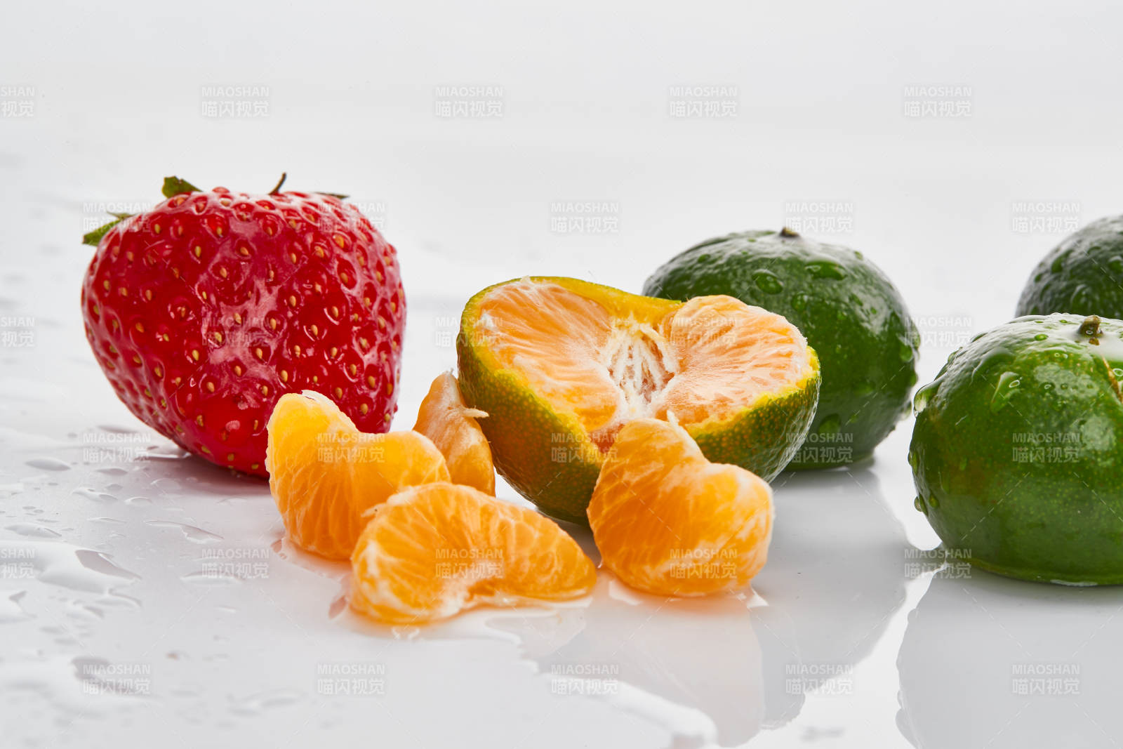 白色背景上摆放的小青柑与草莓