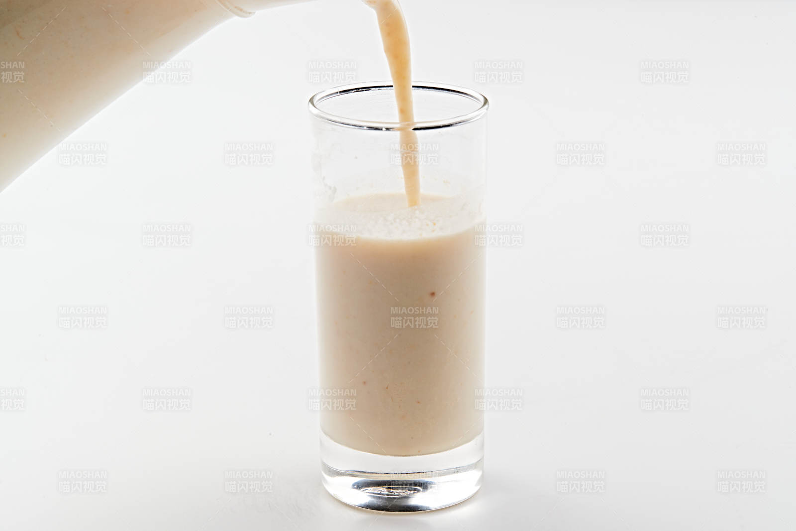 玻璃器皿装的现磨浓香花生西米露