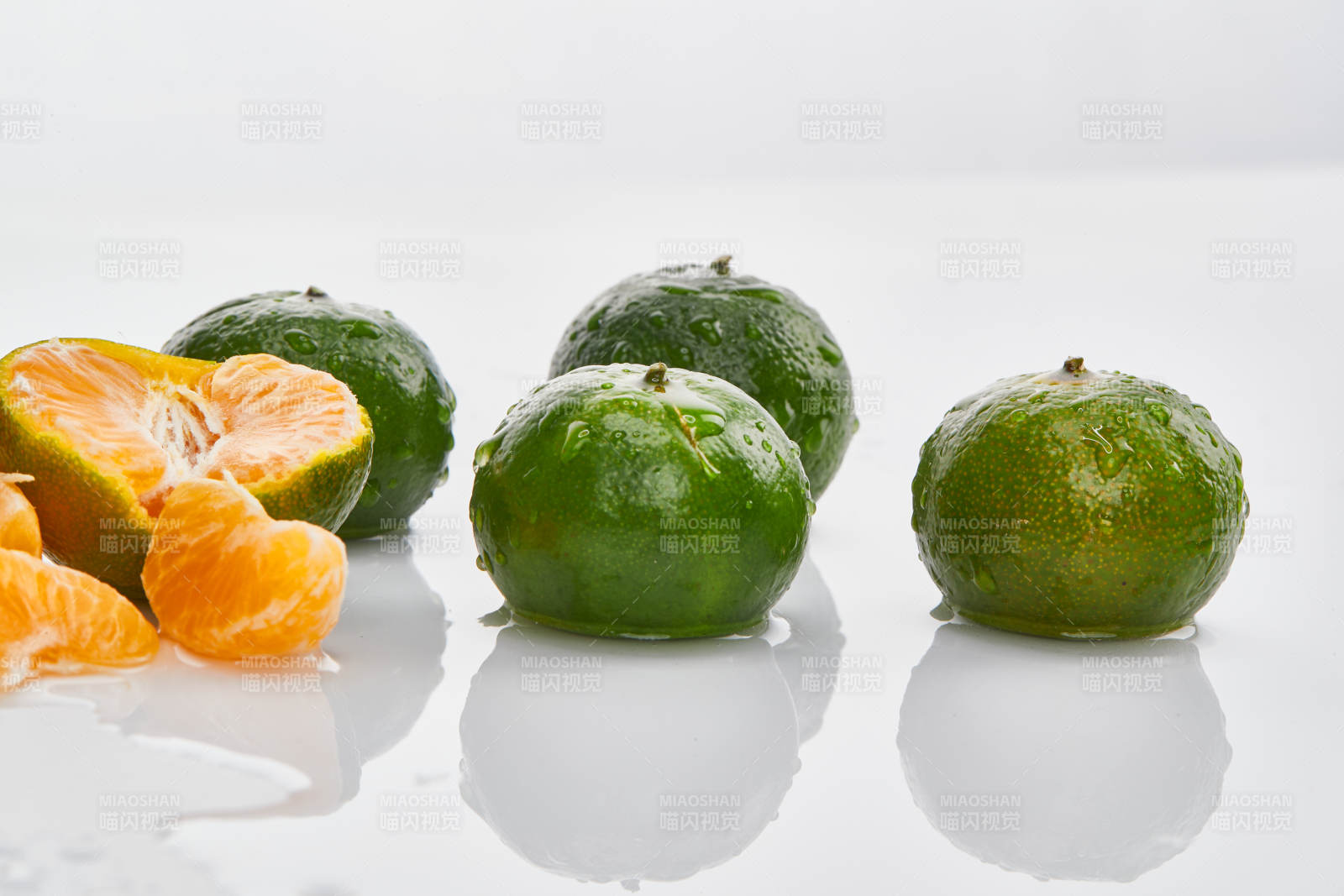 白色背景上摆放的新鲜小青柑