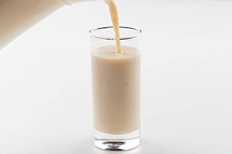 玻璃器皿装的现磨浓香花生西米露