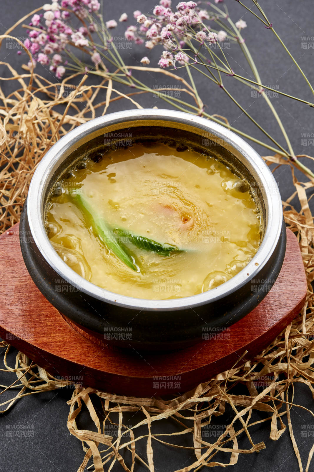 香浓小米蟹黄粥炖海参-摄影图