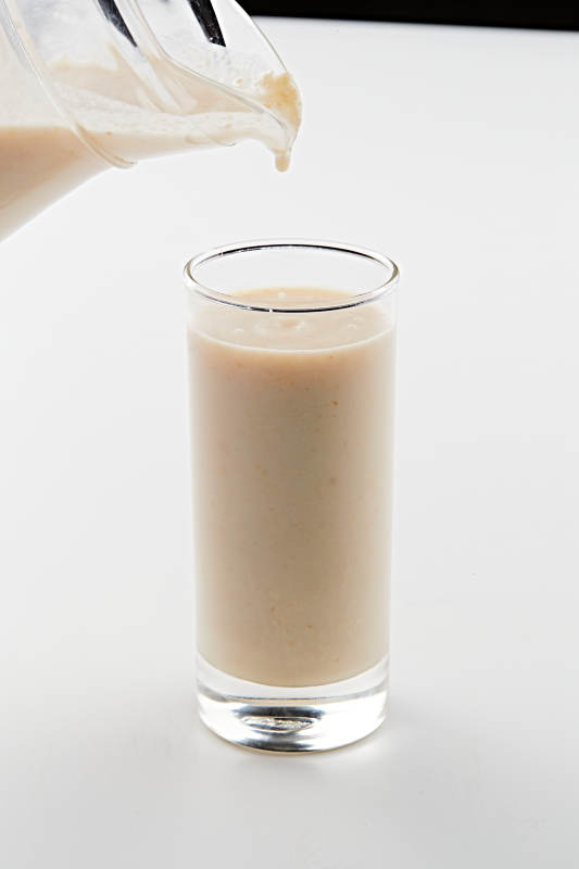 玻璃器皿装的现磨浓香花生西米露