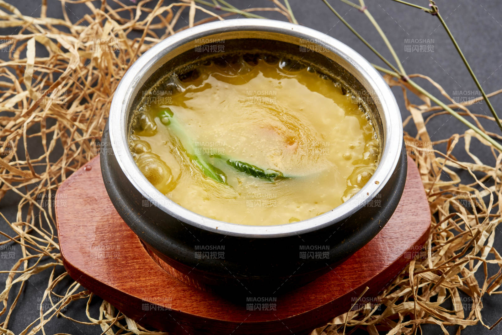 香浓小米蟹黄粥炖海参-摄影图