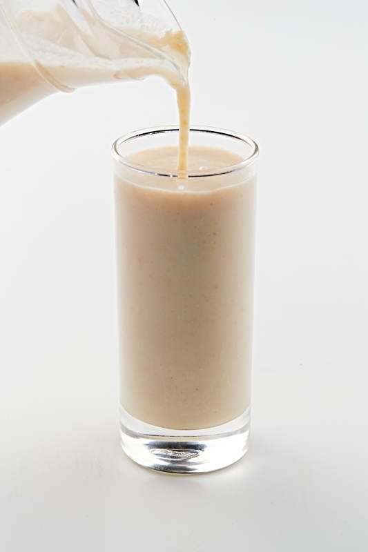 玻璃器皿装的现磨浓香花生西米露