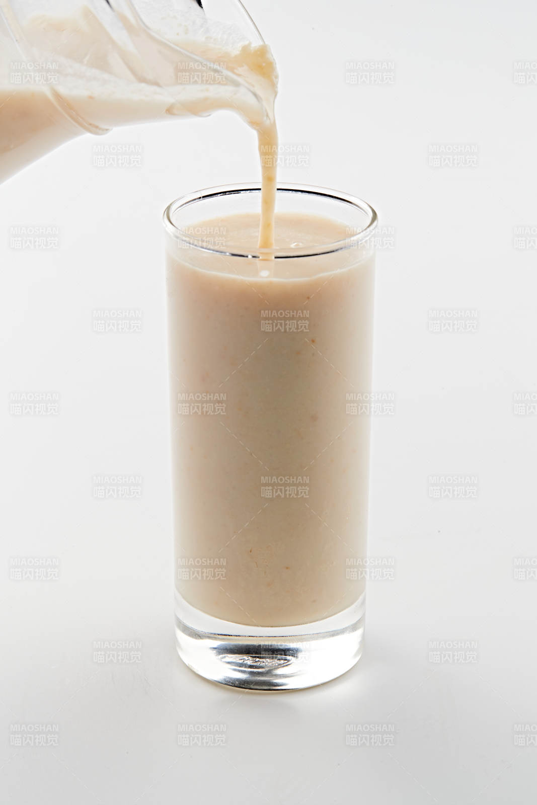 玻璃器皿装的现磨浓香花生西米露