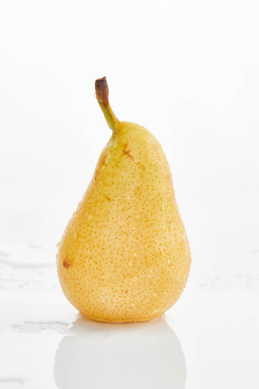 白色背景上摆放的新鲜水嫩香梨