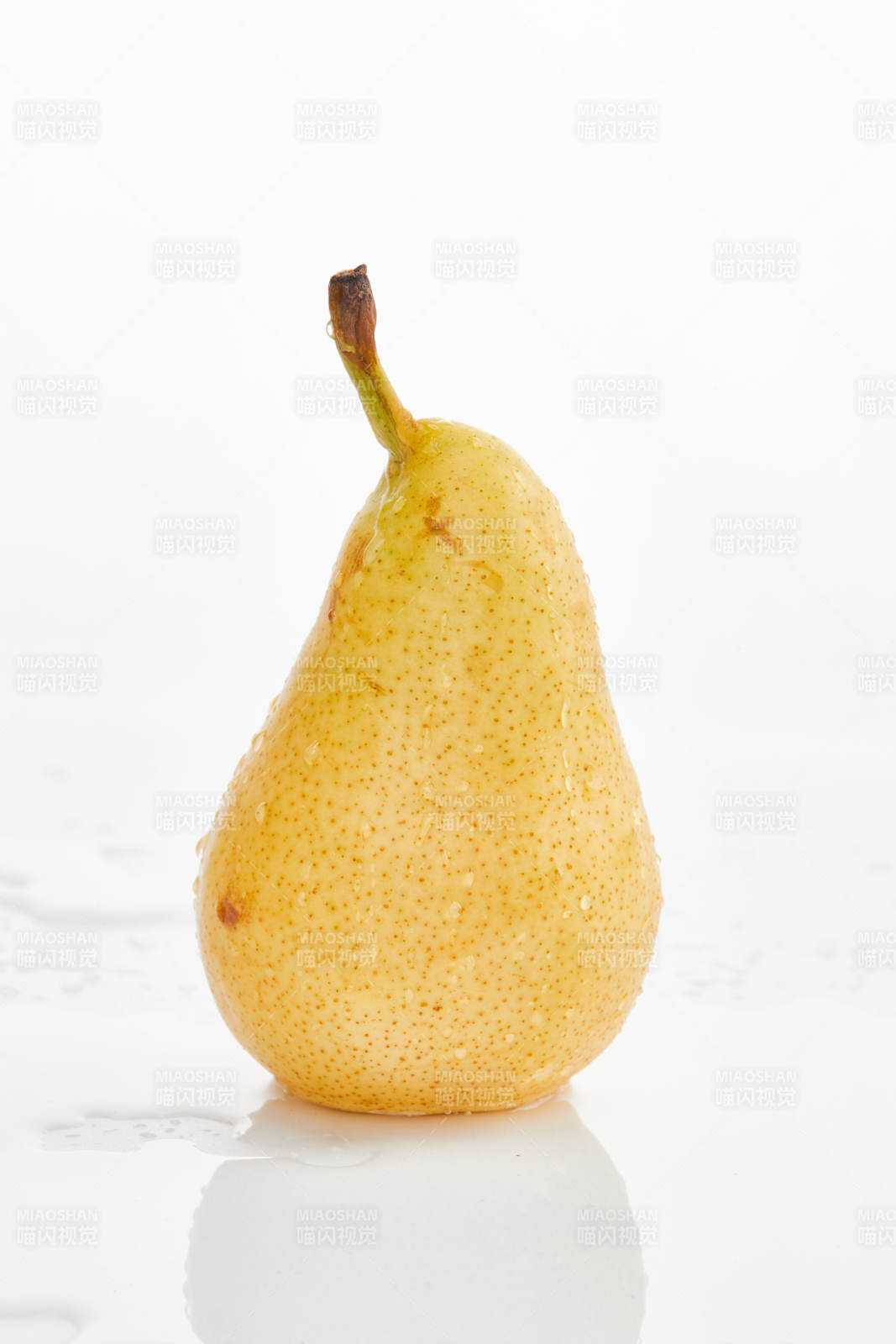 白色背景上擺放的新鮮水嫩香梨