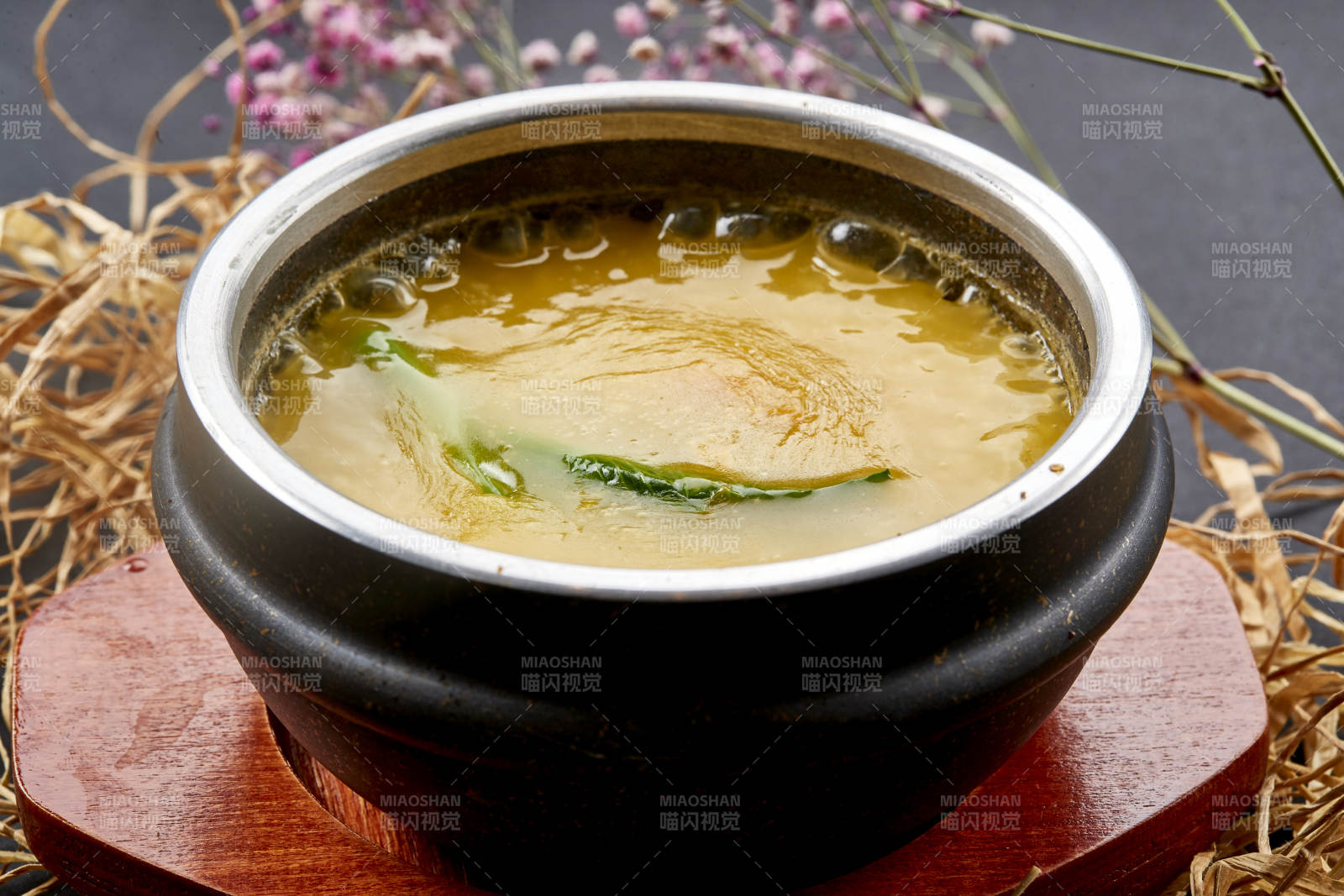 香浓小米蟹黄粥炖海参-摄影图