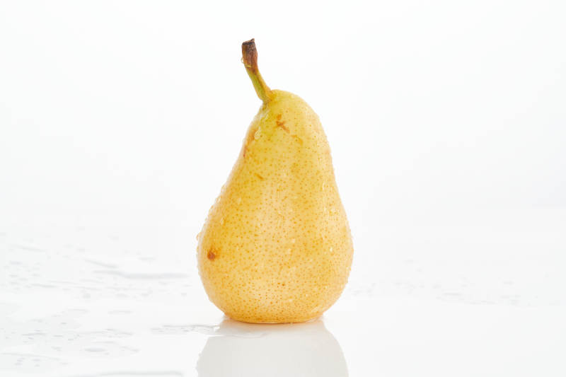 白色背景上摆放的新鲜水嫩香梨