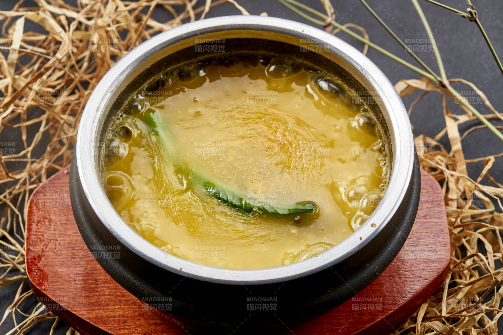 香浓小米蟹黄粥炖海参-摄影图