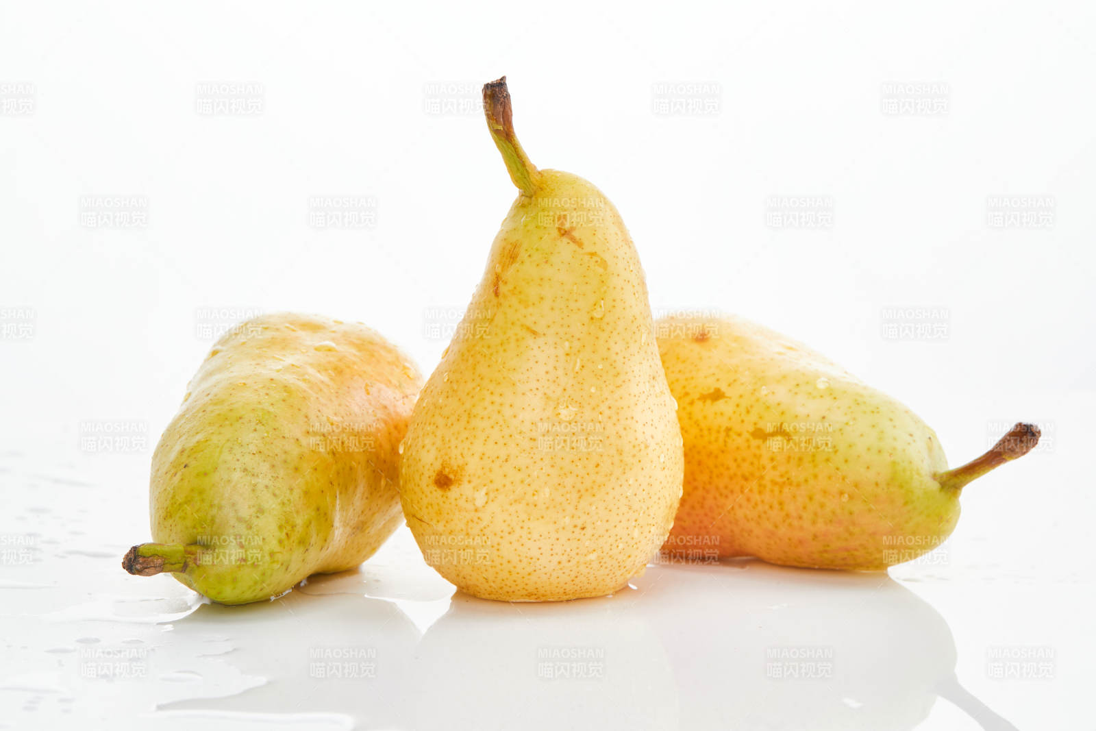 白色背景上摆放的新鲜水嫩香梨