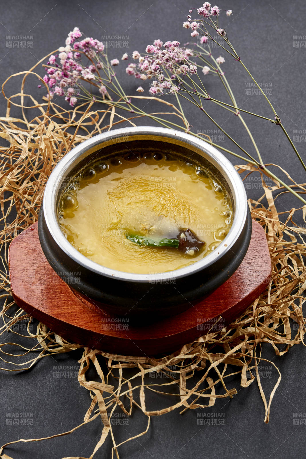 香浓小米蟹黄粥炖海参-摄影图