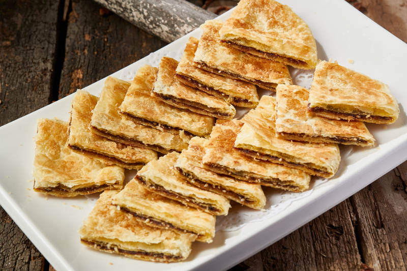 白色瓷盘装美味唐酥饼