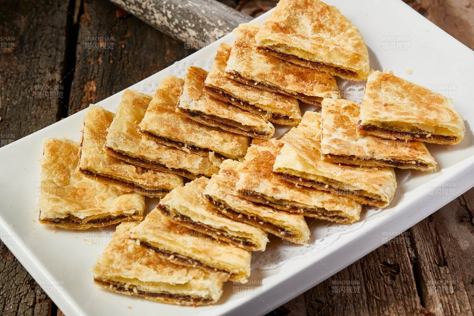 白色瓷盘装美味唐酥饼