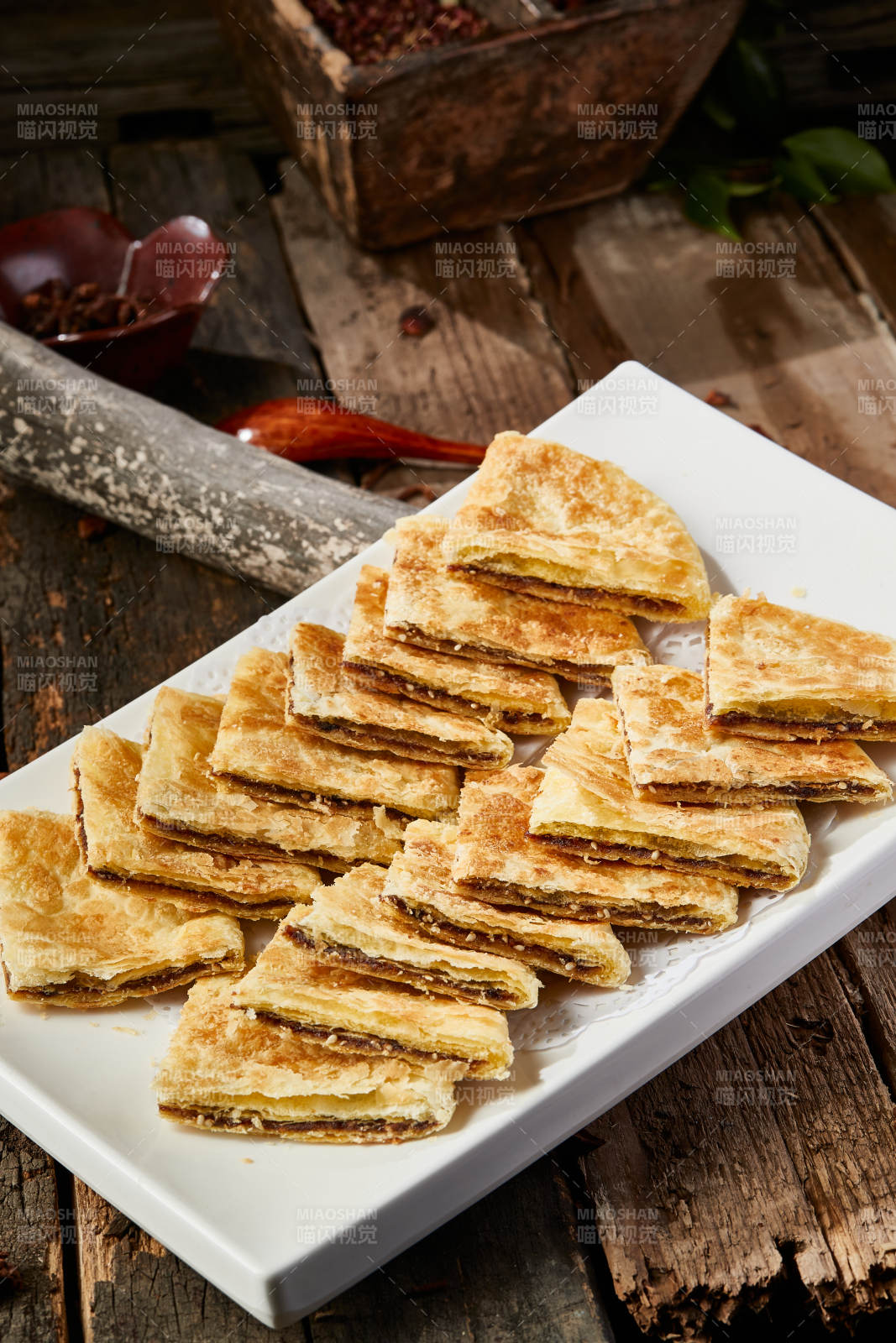 白色瓷盘装美味唐酥饼