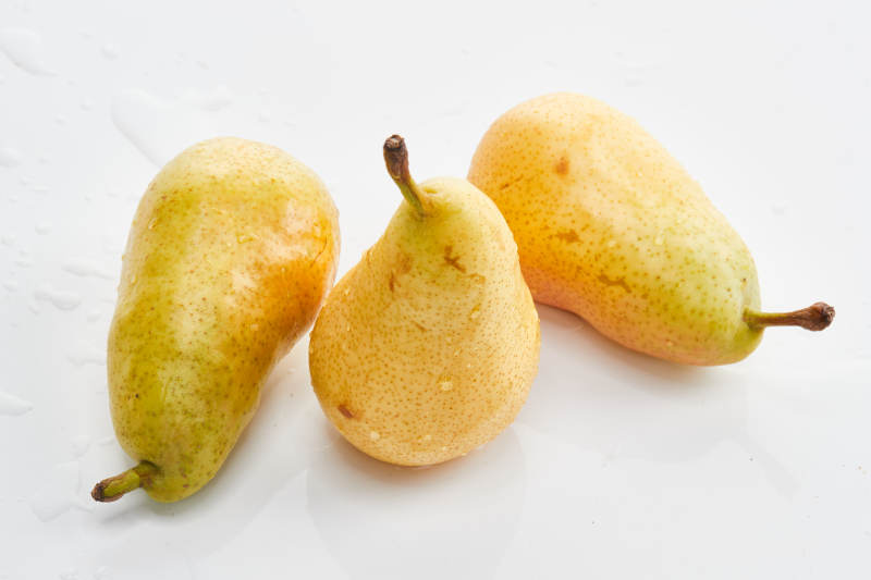 白色背景上摆放的新鲜水嫩香梨