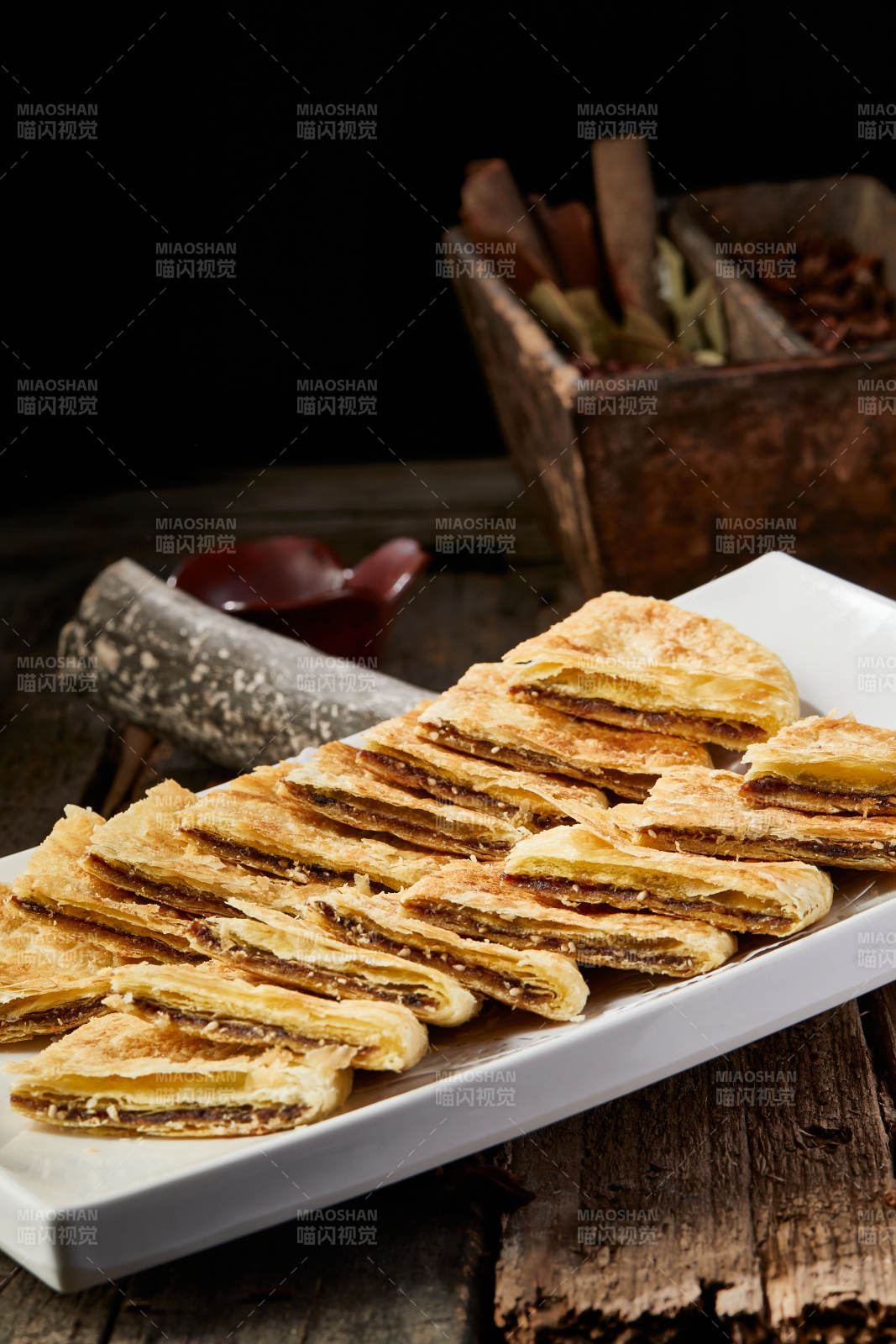 白色瓷盘装美味唐酥饼