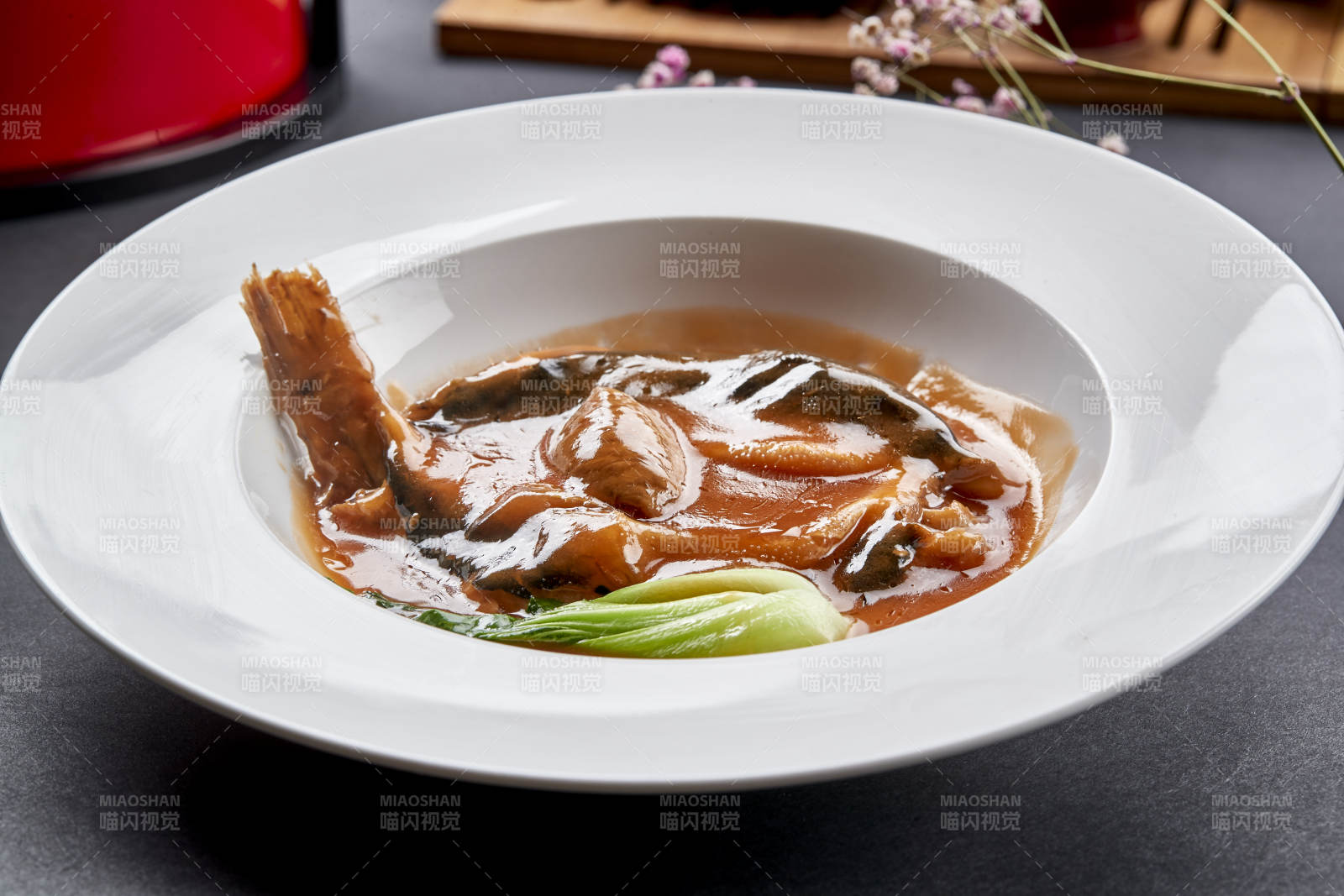 时尚位菜浓汤酱焖小河豚