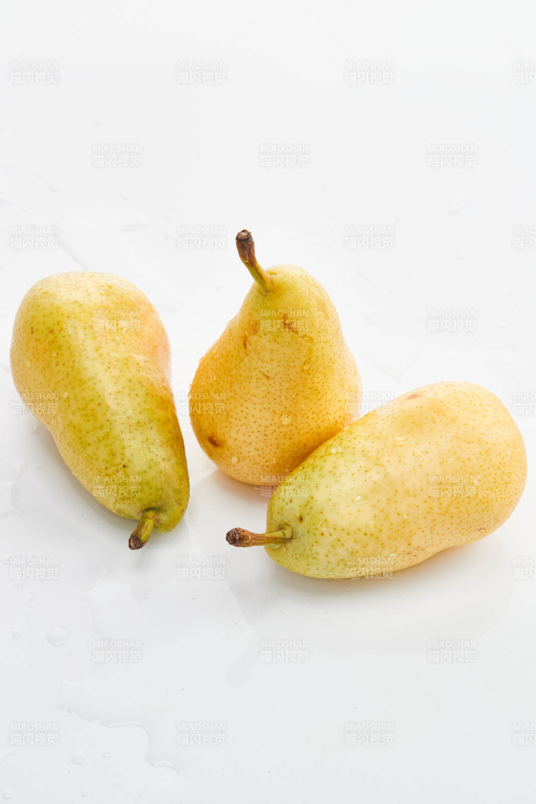 白色背景上擺放的新鮮水嫩香梨