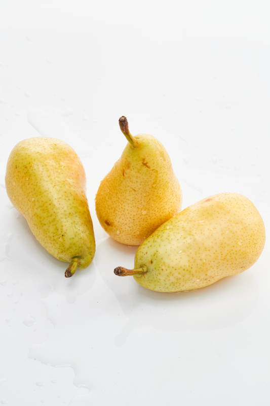 白色背景上摆放的新鲜水嫩香梨