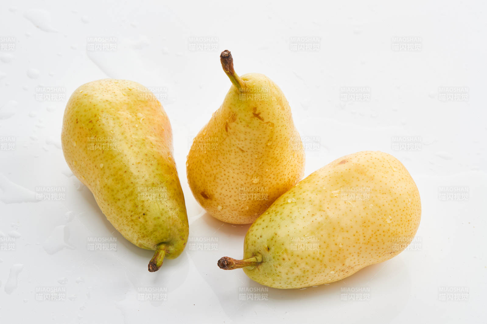 白色背景上擺放的新鮮水嫩香梨