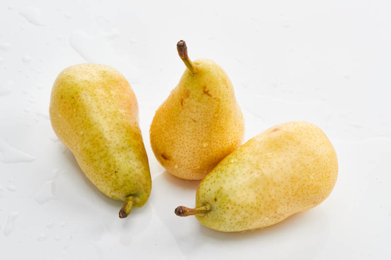 白色背景上摆放的新鲜水嫩香梨