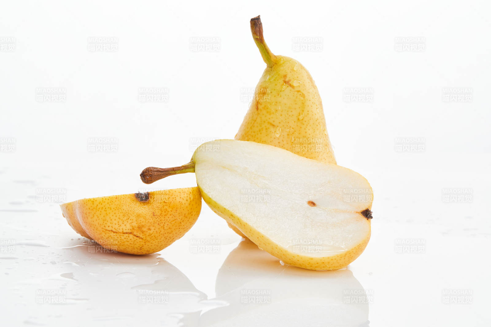 白色背景上摆放的新鲜水嫩香梨