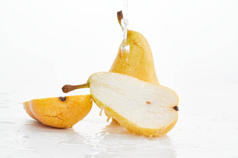 白色背景上摆放的新鲜水嫩香梨