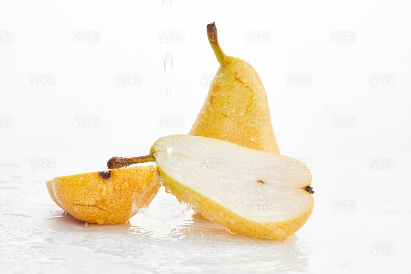 白色背景上摆放的新鲜水嫩香梨
