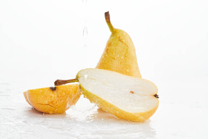 白色背景上摆放的新鲜水嫩香梨