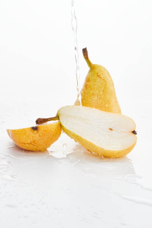 白色背景上摆放的新鲜水嫩香梨