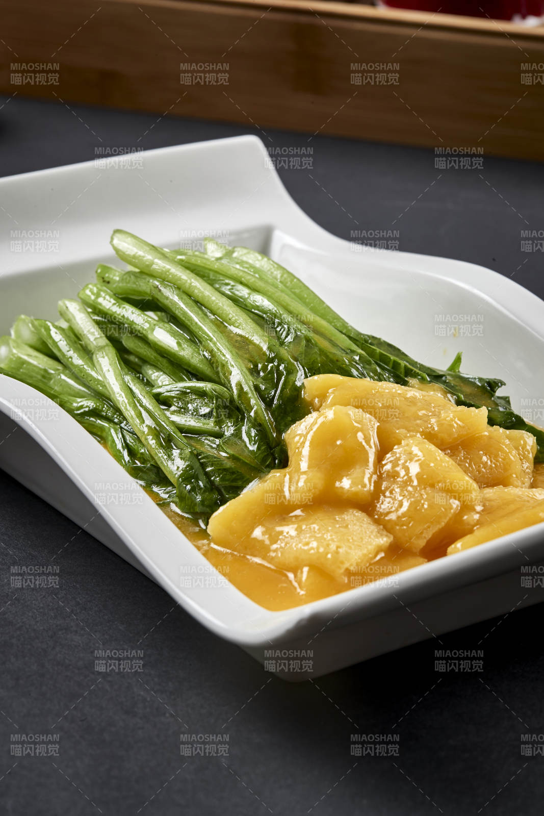 白色瓷盘装的浓汤竹荪烧菜心