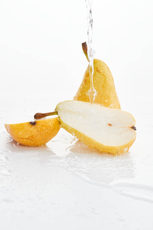 白色背景上摆放的新鲜水嫩香梨