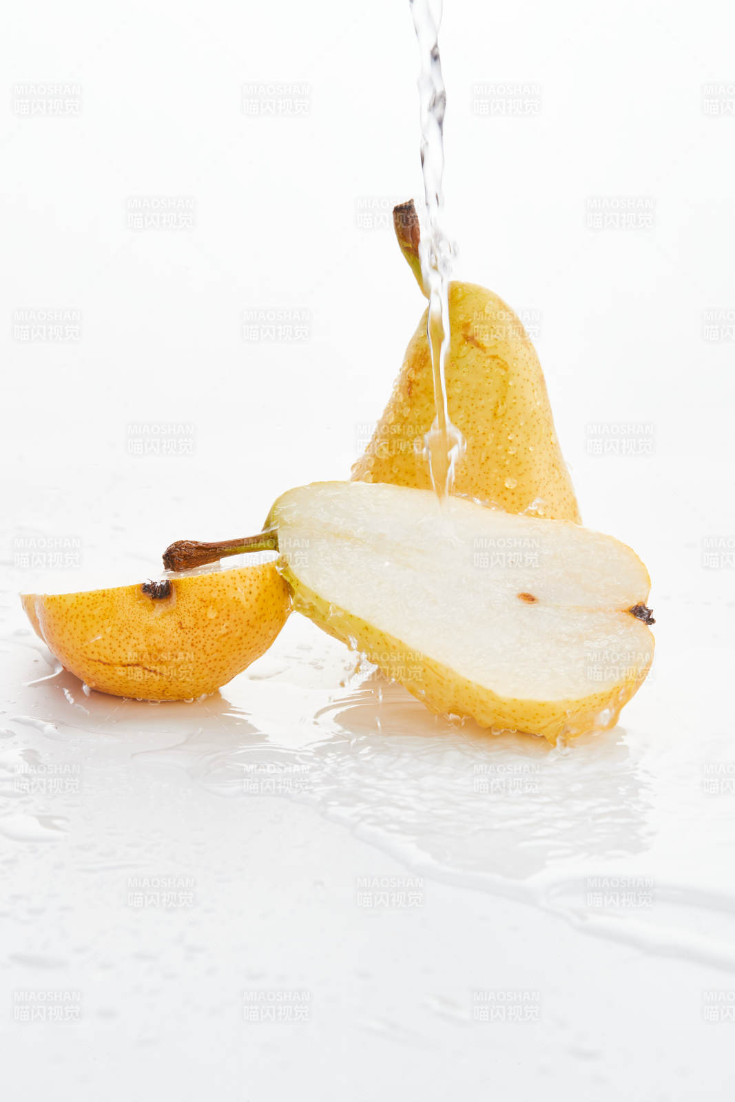 白色背景上摆放的新鲜水嫩香梨