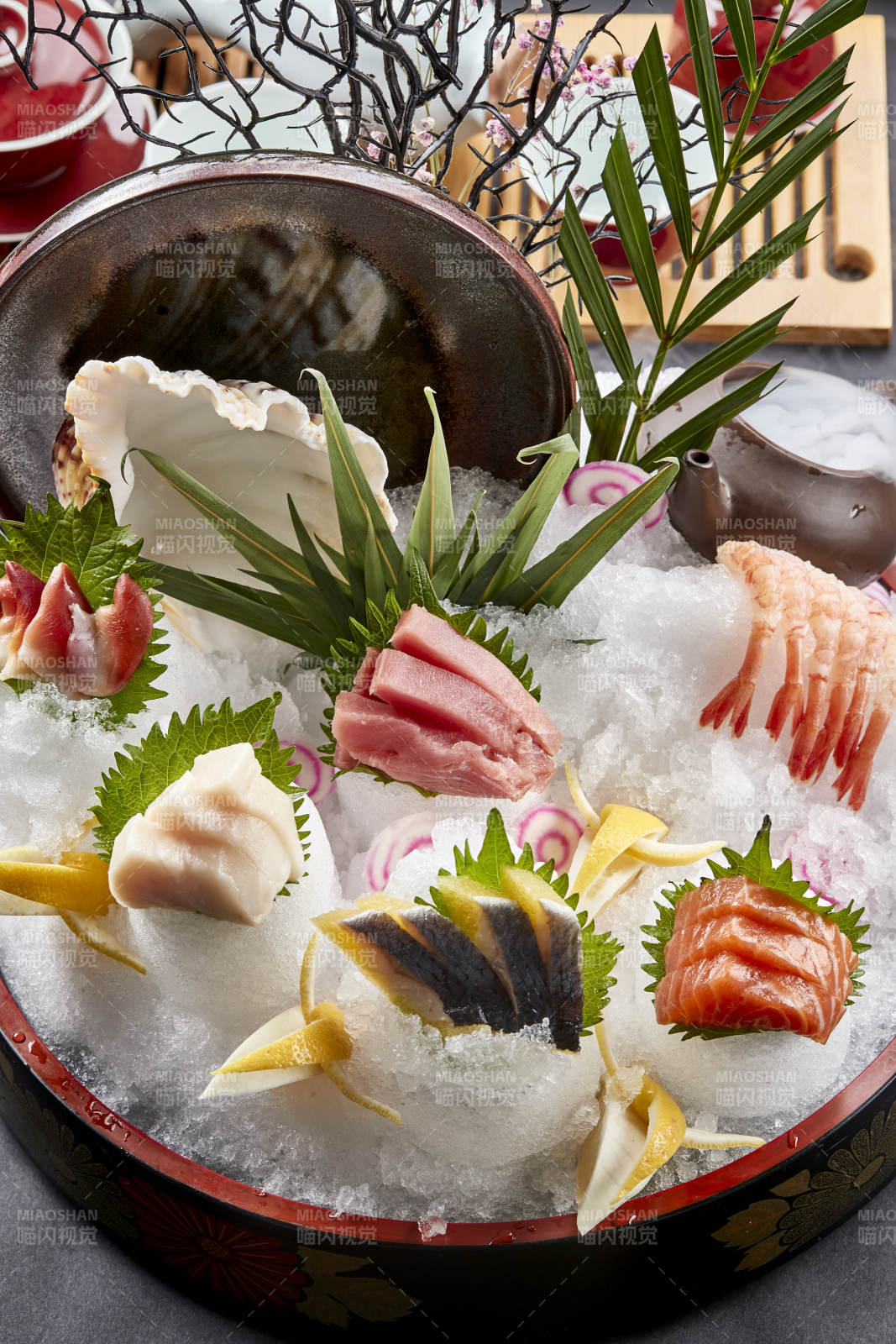 摆放精美的日本料理刺身拼盘