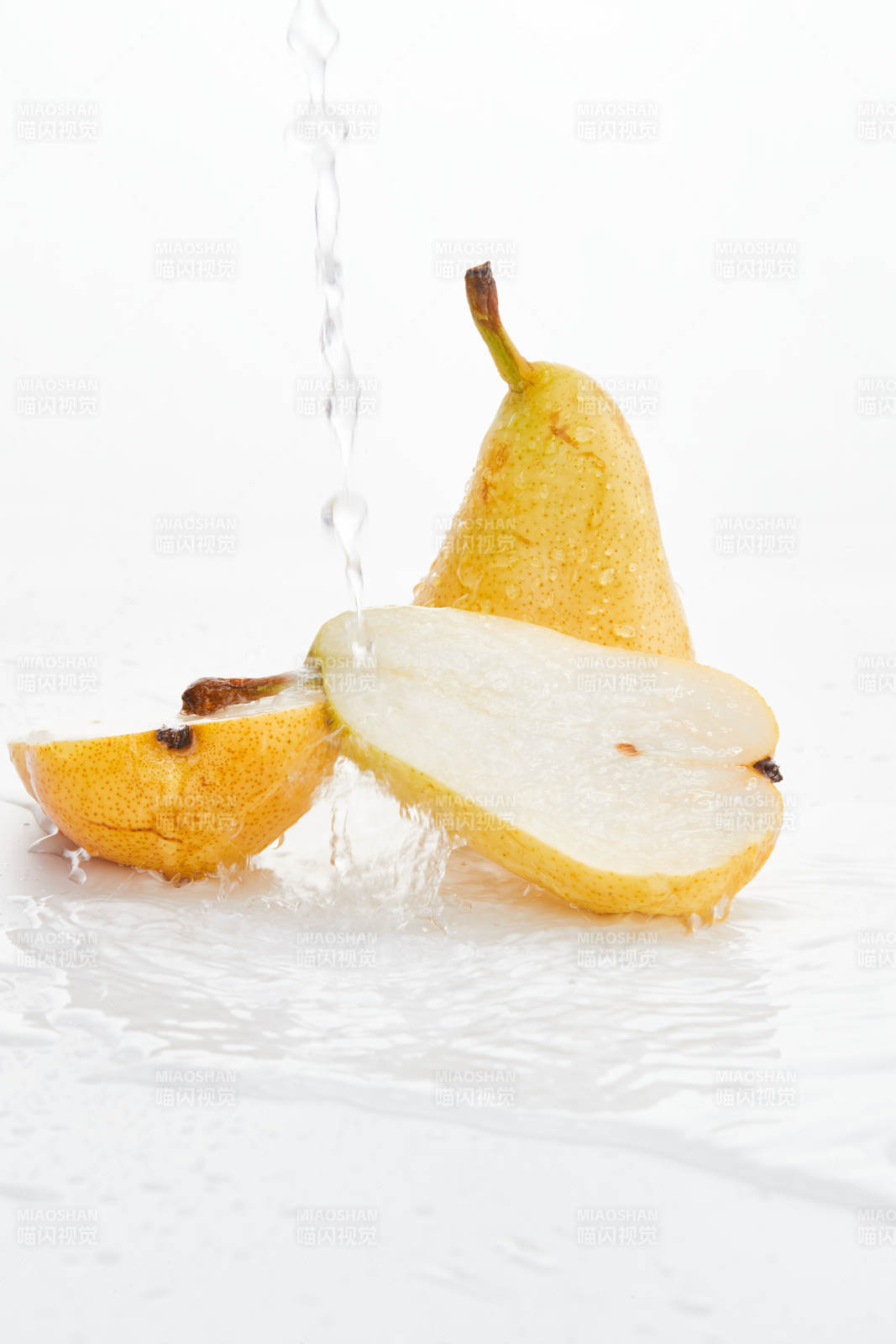 白色背景上摆放的新鲜水嫩香梨