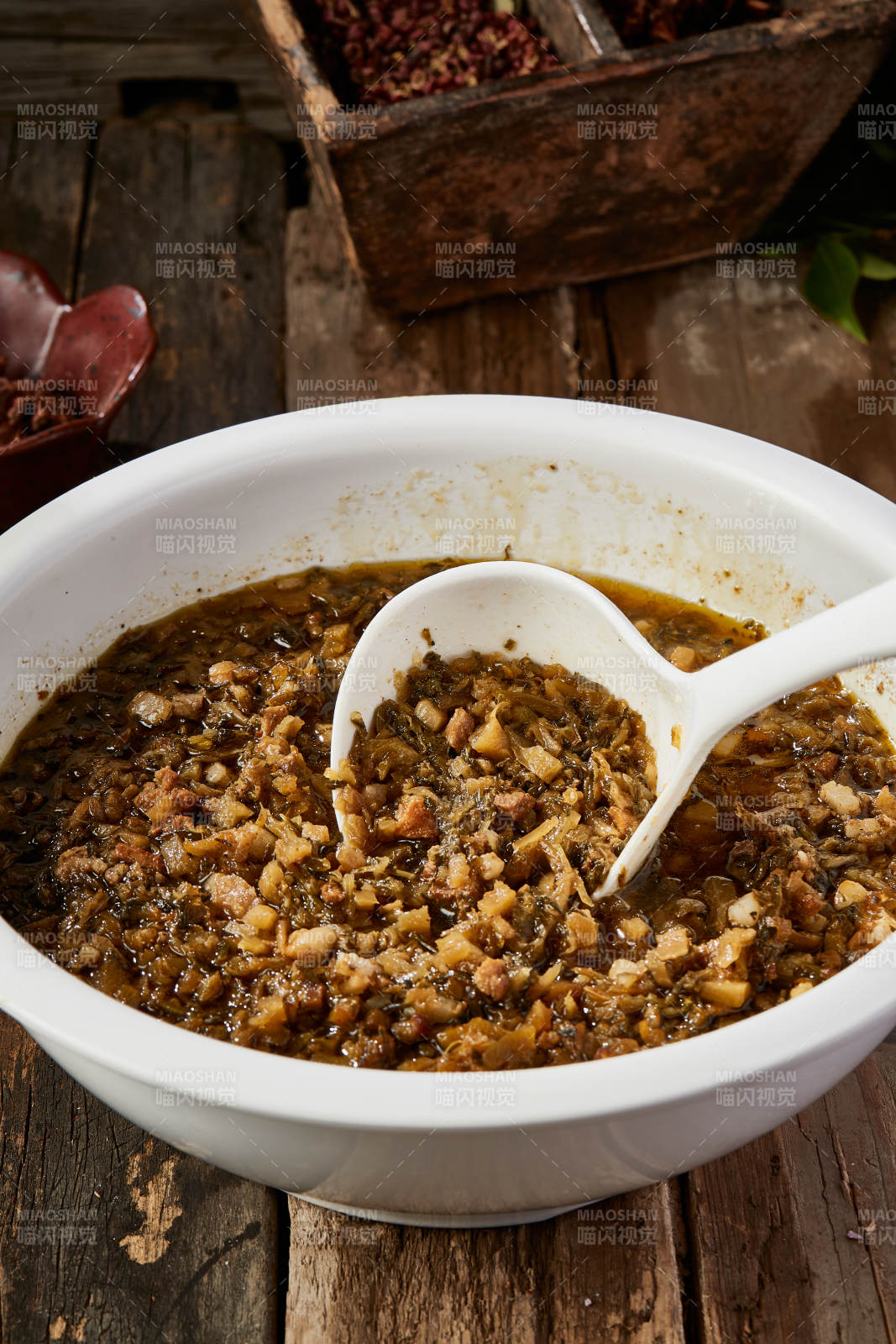 拌面吃的土豆酸菜豬肉鹵