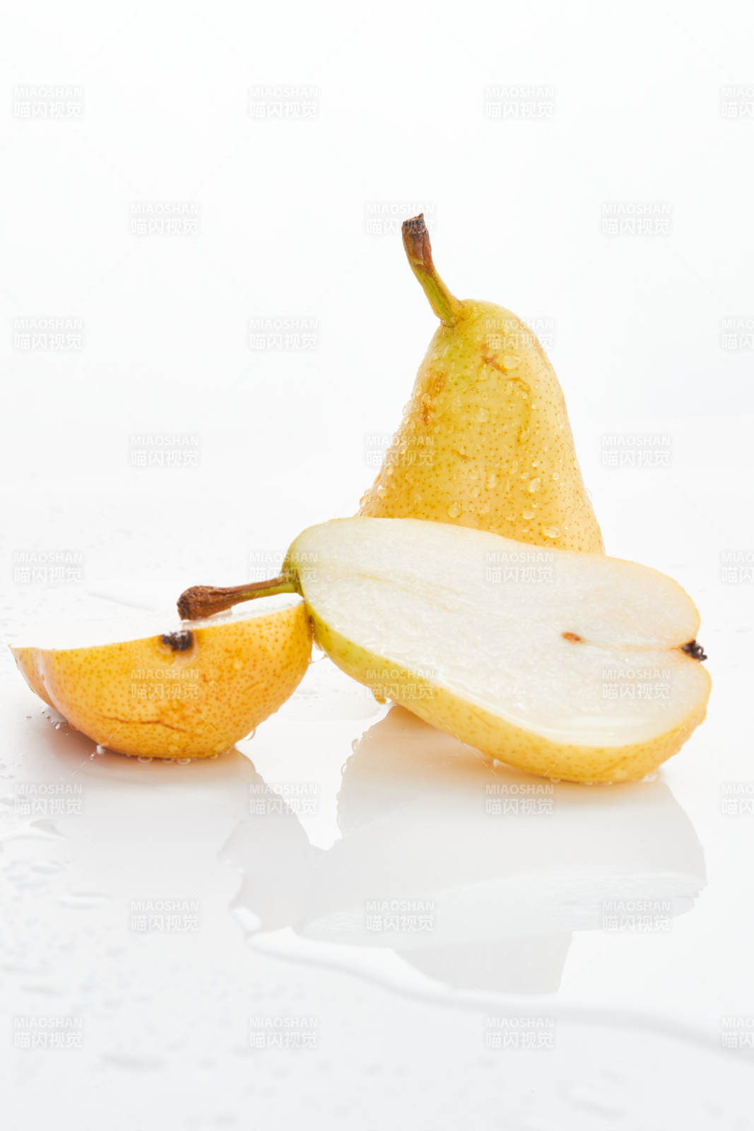 白色背景上摆放的新鲜水嫩香梨