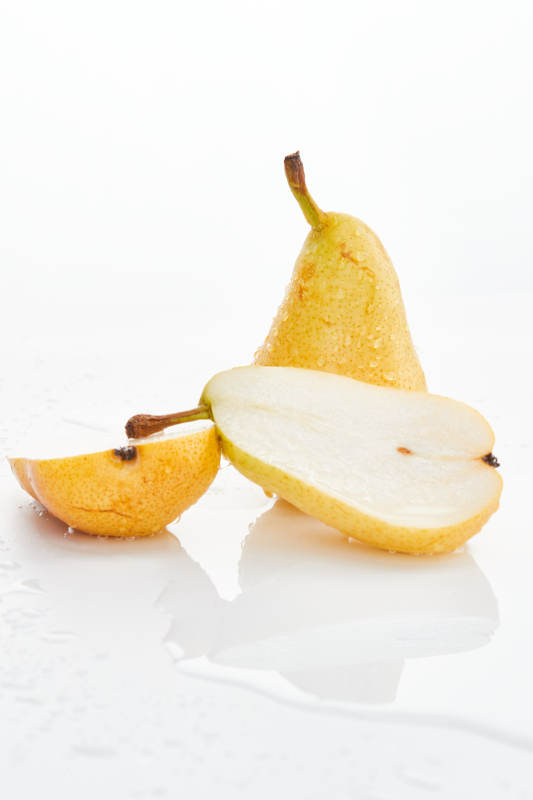 白色背景上摆放的新鲜水嫩香梨