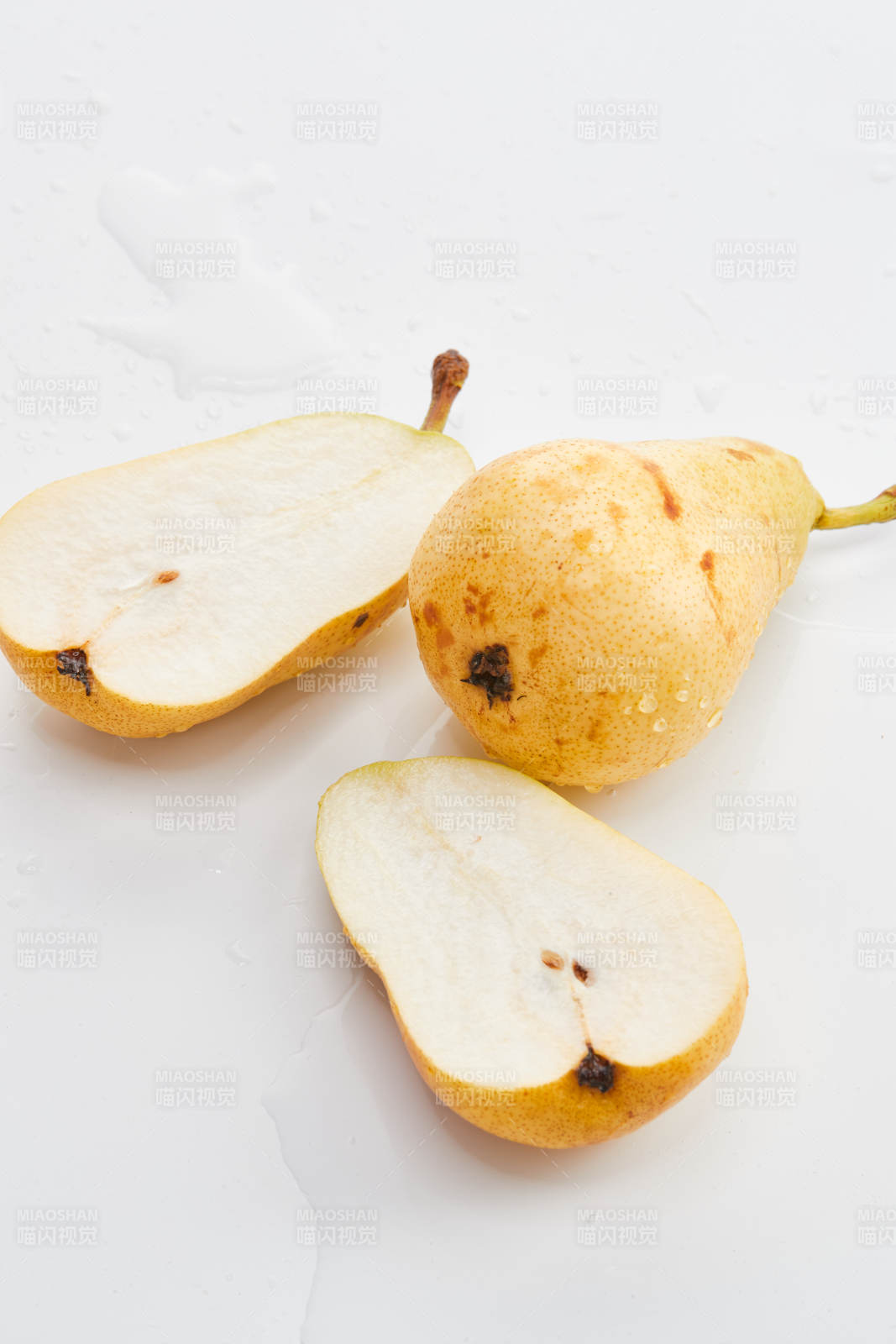 白色背景上摆放的新鲜水嫩香梨