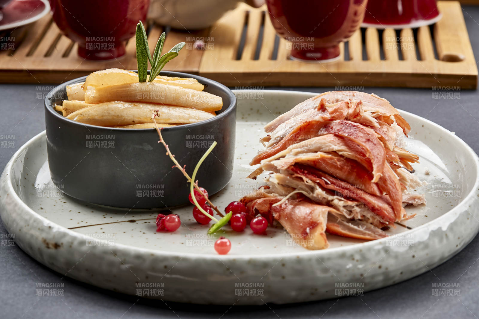 精美餐具裝的腌蘿卜配手撕熏兔