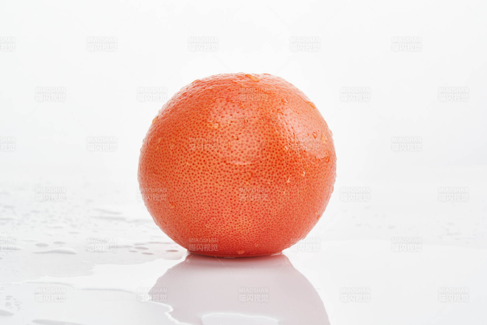 白色背景上摆放的新鲜血橙