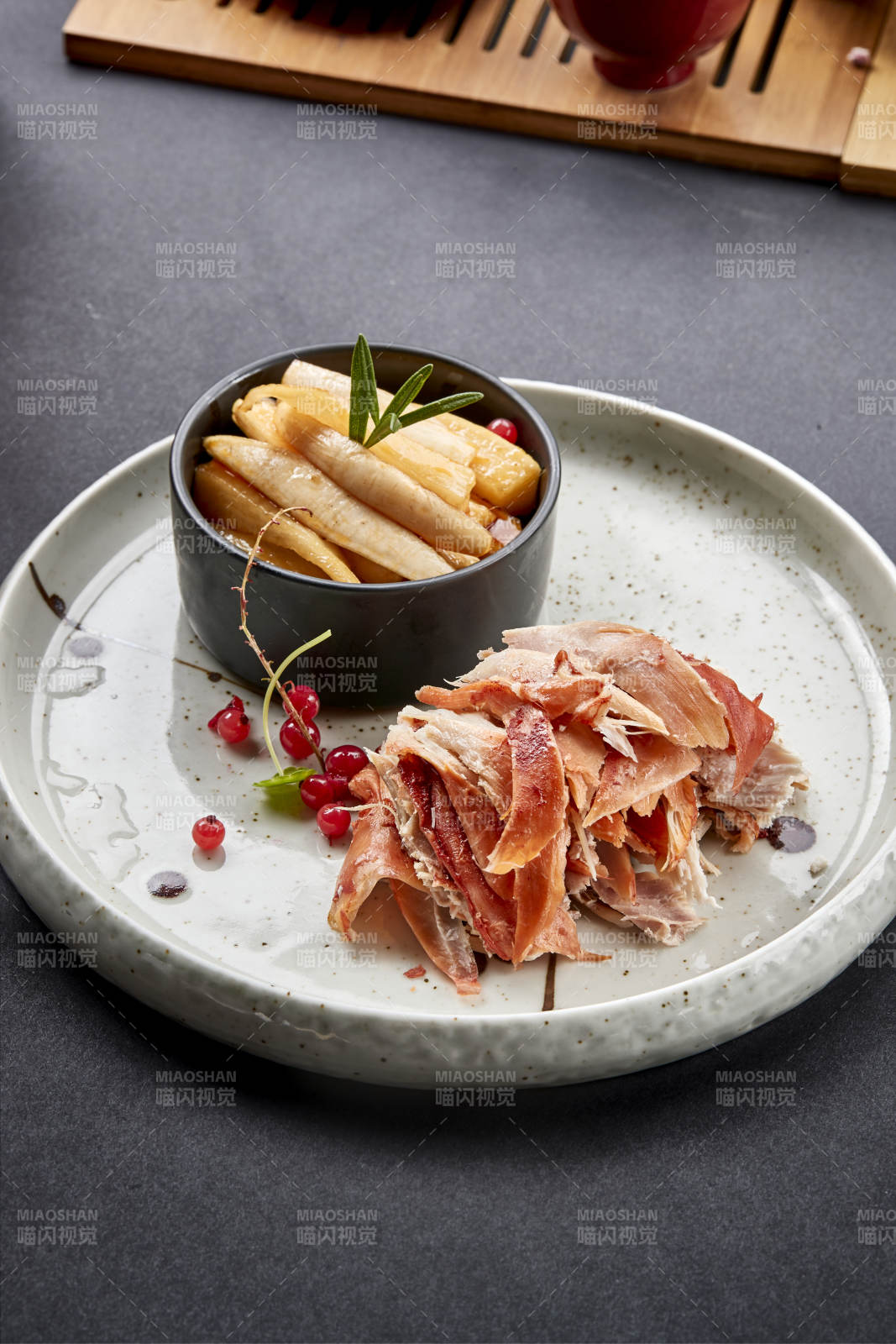 精美餐具裝的腌蘿卜配手撕熏兔