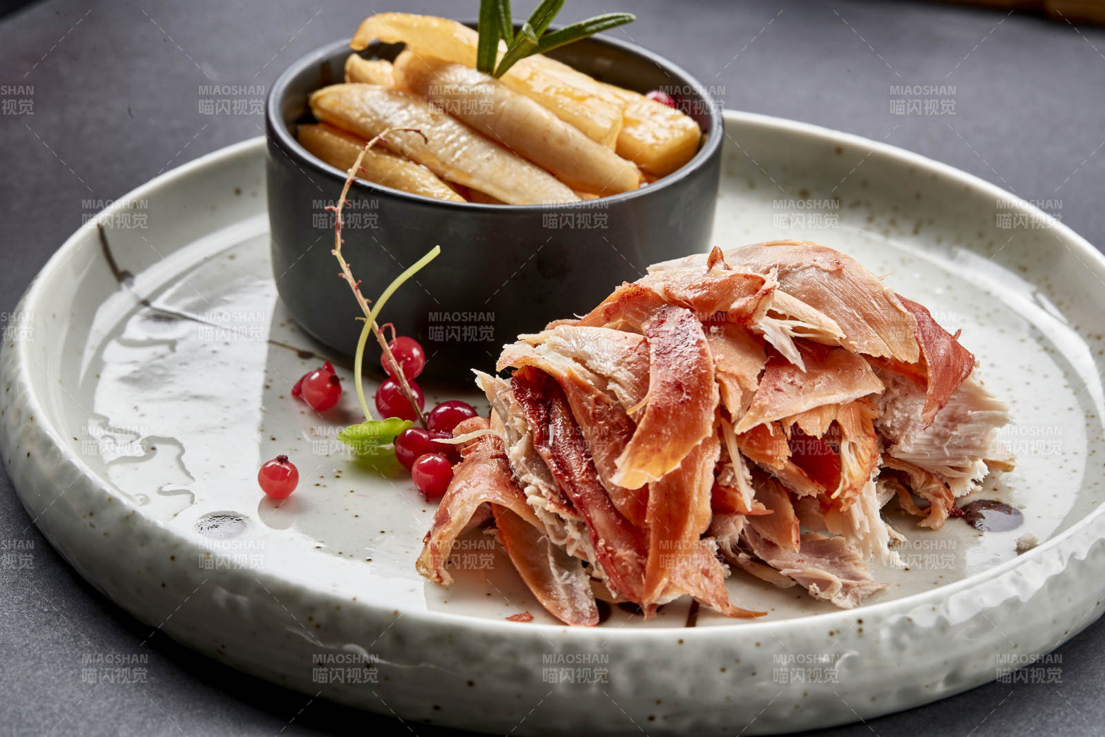 精美餐具裝的腌蘿卜配手撕熏兔