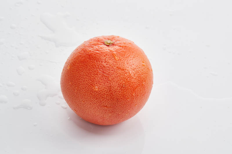 白色背景上摆放的新鲜血橙