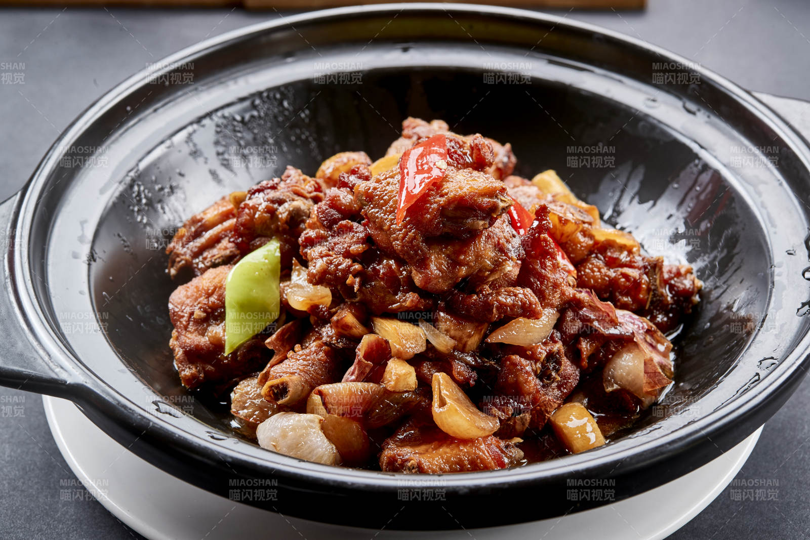 黑色砂锅装的红烧柴鸡煲红焖鸡块