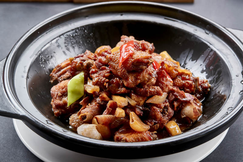 黑色砂锅装的红烧柴鸡煲红焖鸡块