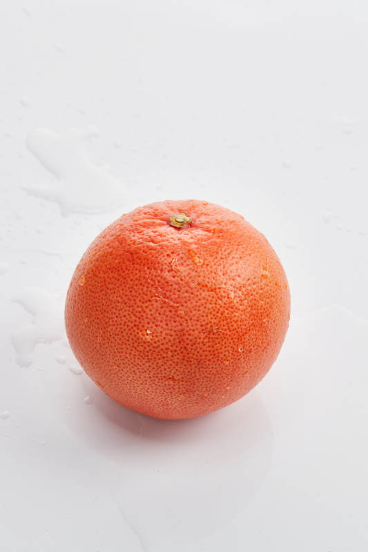 白色背景上摆放的新鲜血橙